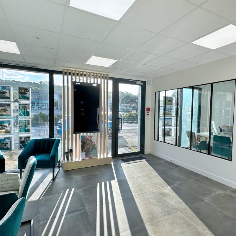 Agence immobilière espace ouvert lumineux