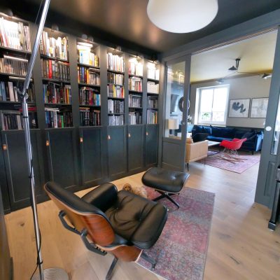 Bibliothèque sur mesure fauteuil design