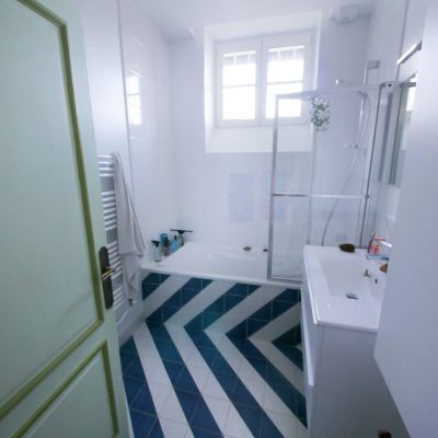 Carrelage graphique bleu salle de bain