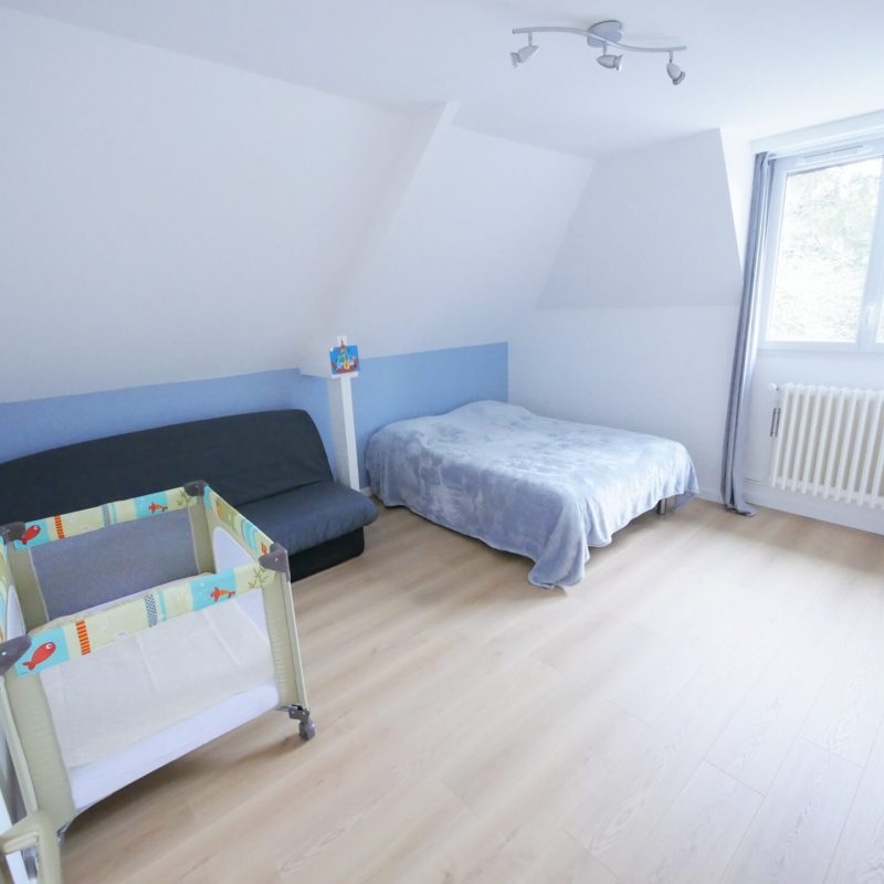 Chambre enfant comble parquet
