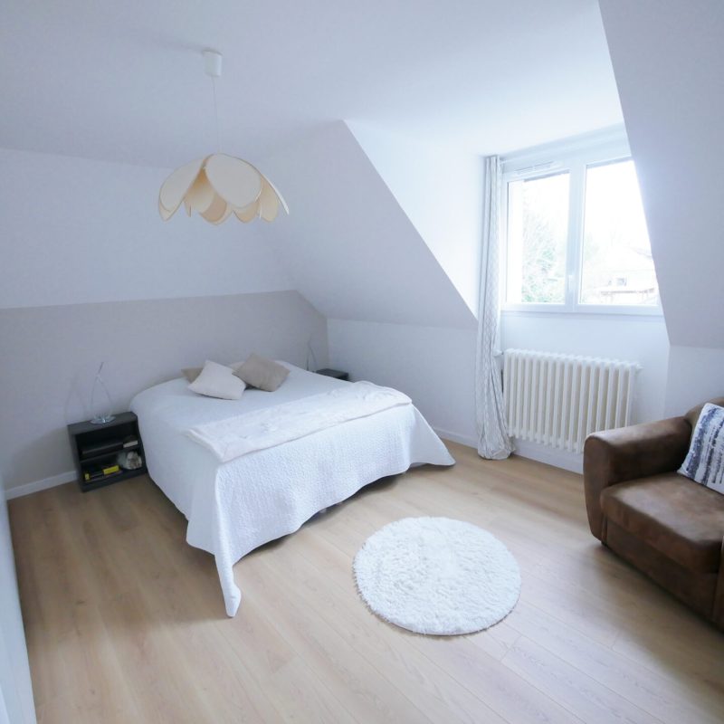 Chambre sous comble rénovée parquet