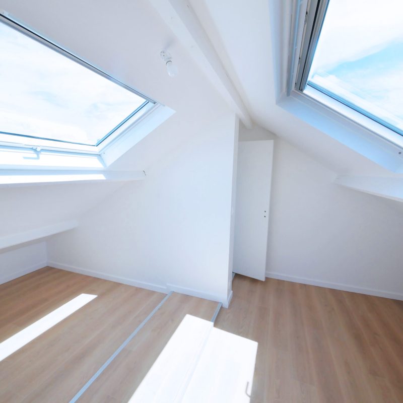 Comble aménagé pièce vie velux lumineux