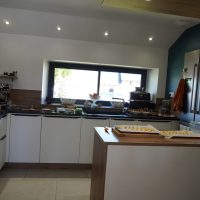 Cuisine bois blanc plan travail noir
