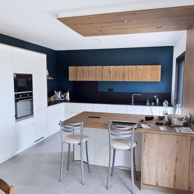 Cuisine bois mur bleu nuit îlot