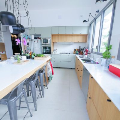 Cuisine îlot central plan blanc bois