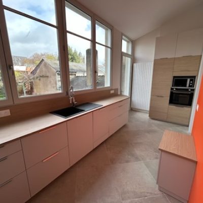 Cuisine linéaire mur orange plan bois