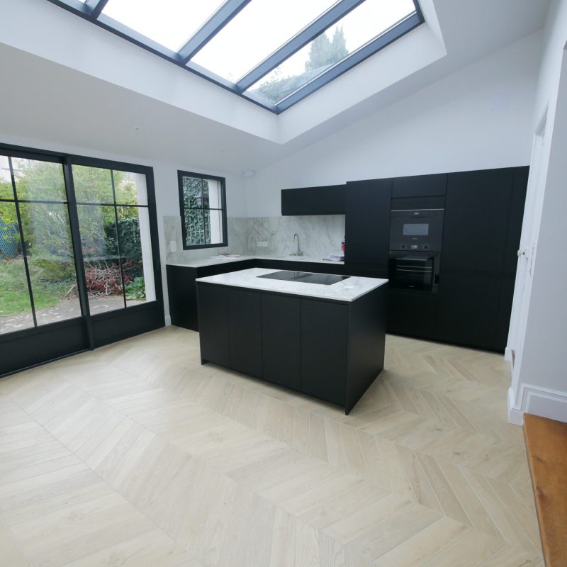 Cuisine noire îlot verrière toit vitré parquet