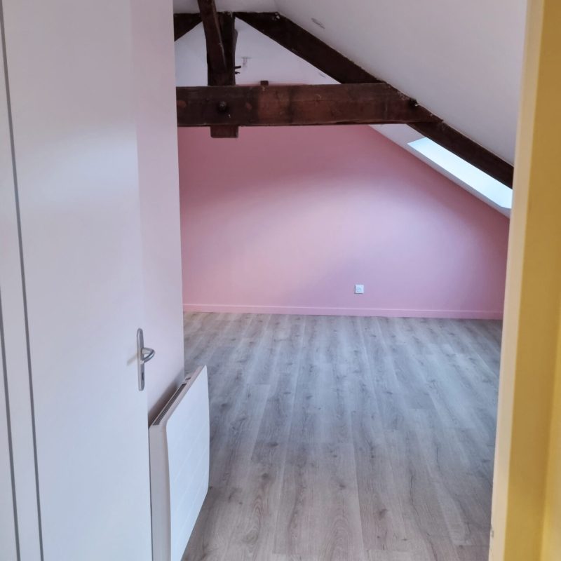 Pièce comble mur rose parquet