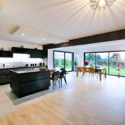 Pièce de vie cuisine ouverte baie vitrée
