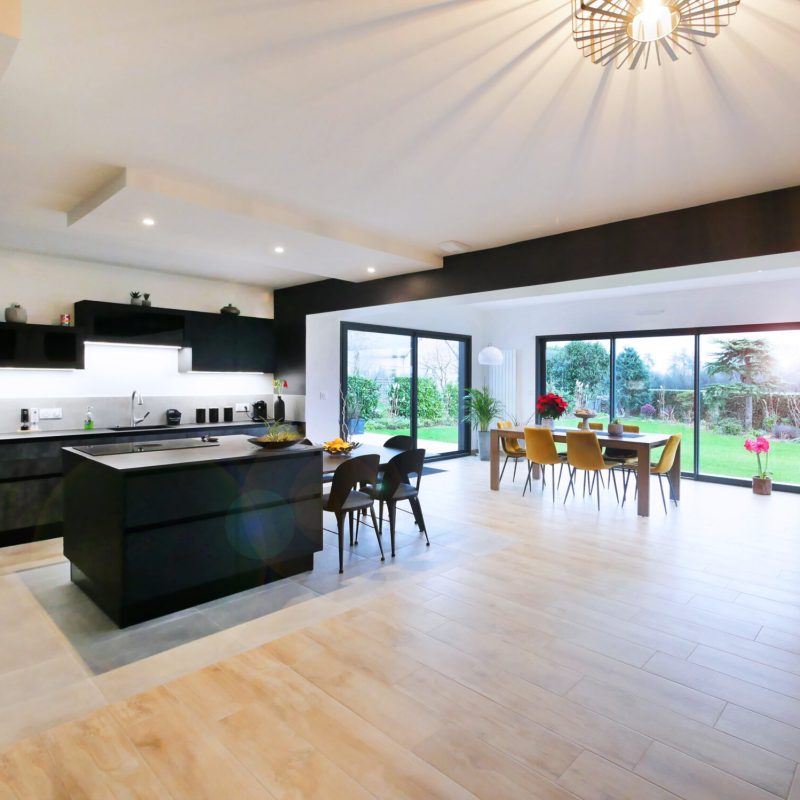 Pièce de vie cuisine ouverte baie vitrée