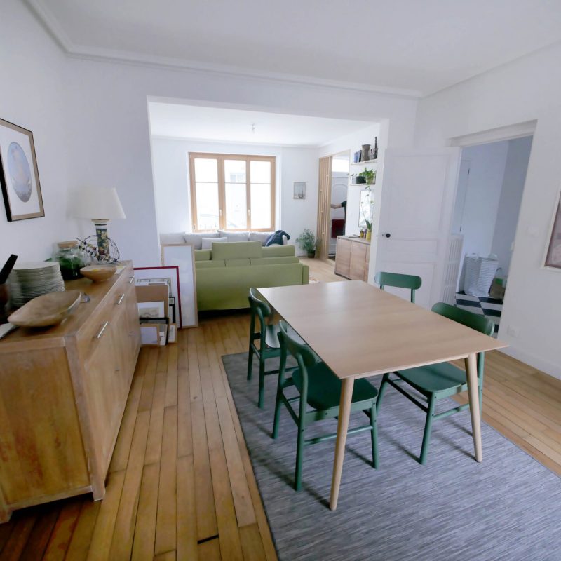 Salle à manger parquet chaises vertes