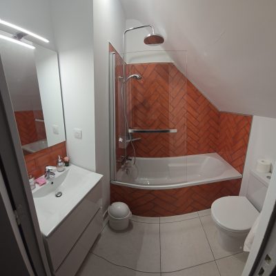 Salle de bain carrelage terracotta chevrons