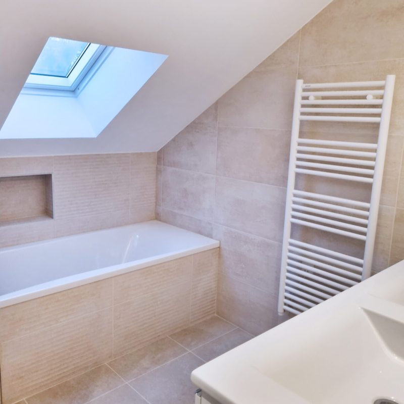 Salle de bain comble baignoire douche