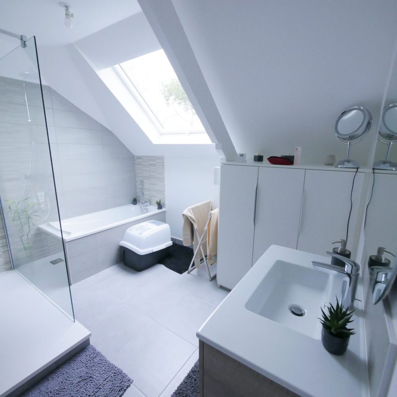 Salle de bain comble douche italienne velux