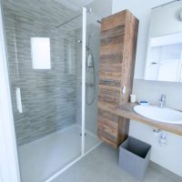 Salle de bain douche bois vasque