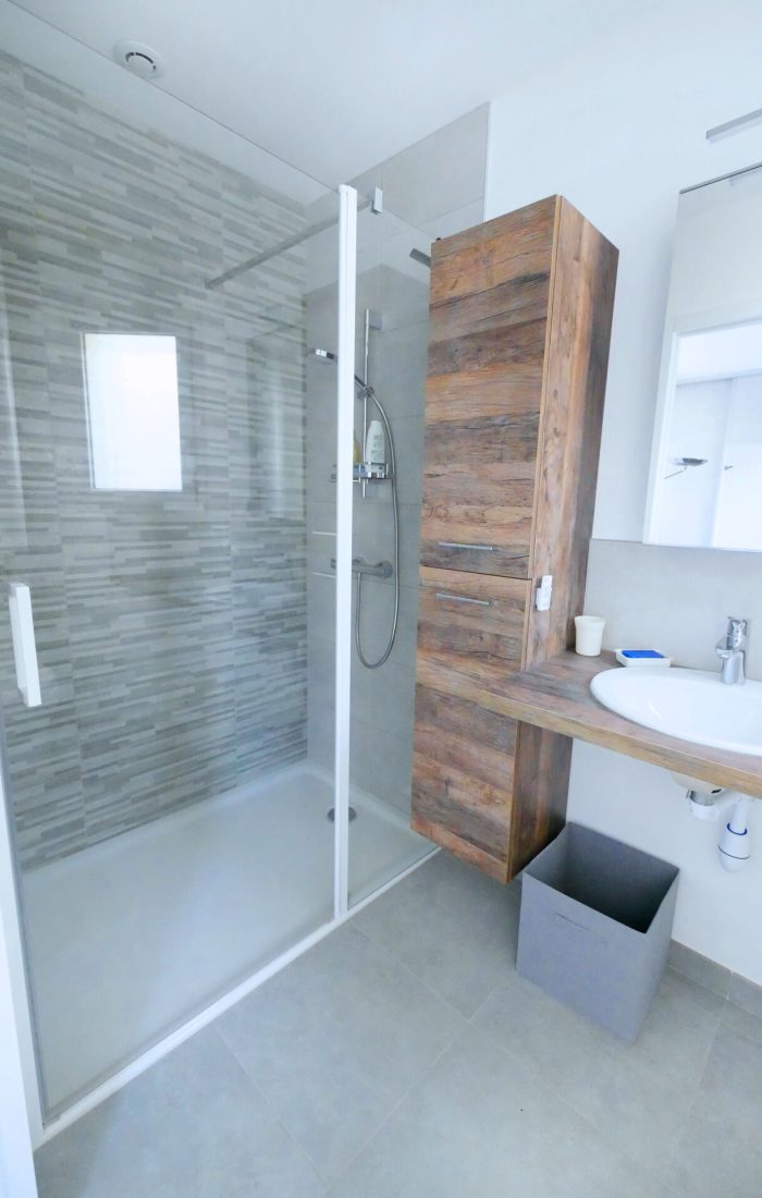 Salle de bain douche bois vasque