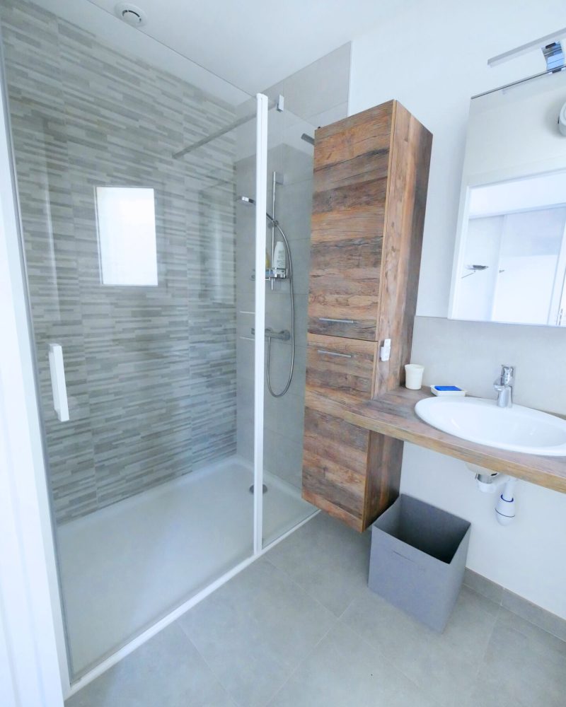 Salle de bain douche bois vasque