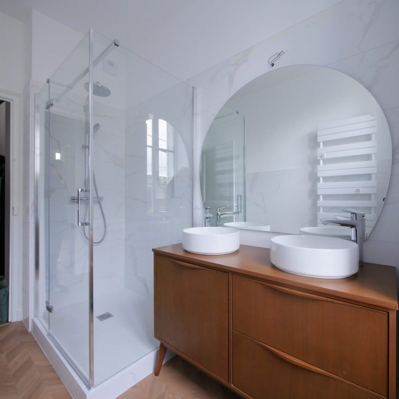 Salle de bain marbre double vasque douche italienne