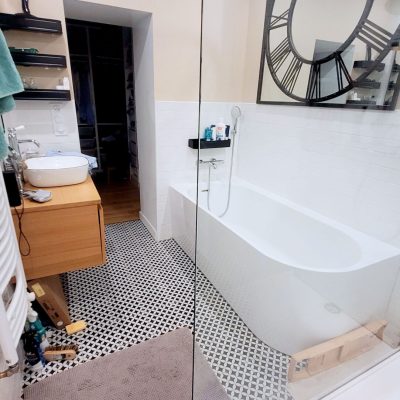 Salle de bain miroir horloge baignoire