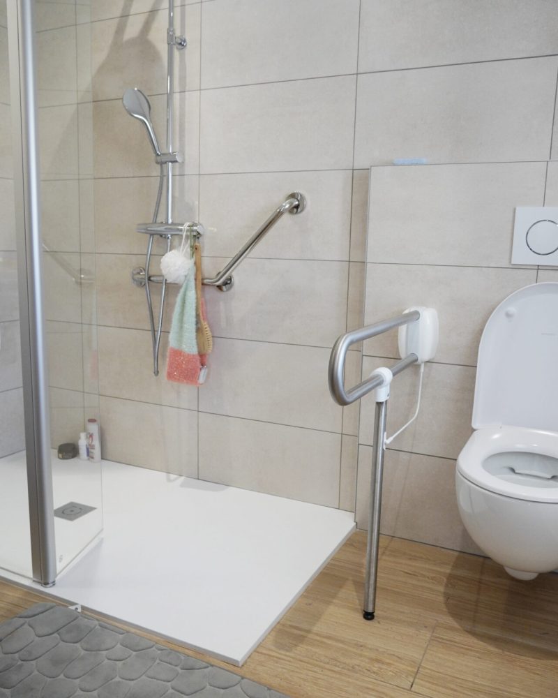 Salle de bain PMR douche WC adapté