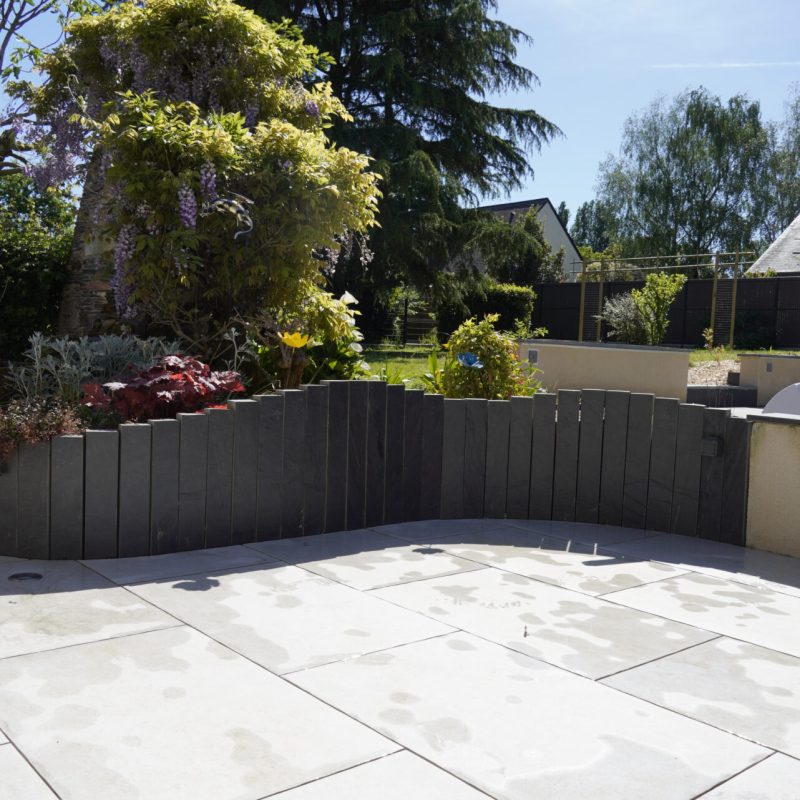 Terrasse carrelage clair jardin paysage